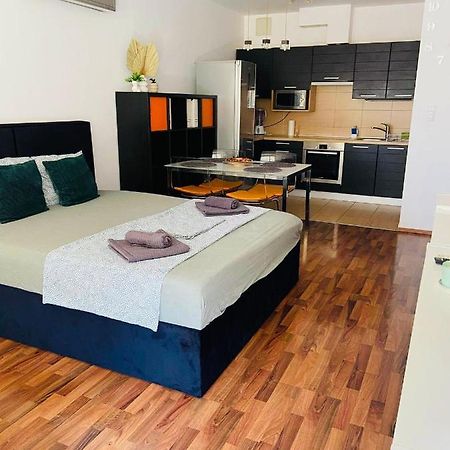 Corvin Boutique Apartment Parking In The Plaza Boedapest Buitenkant foto