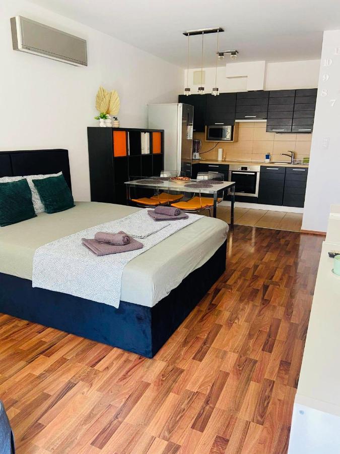 Corvin Boutique Apartment Parking In The Plaza Boedapest Buitenkant foto
