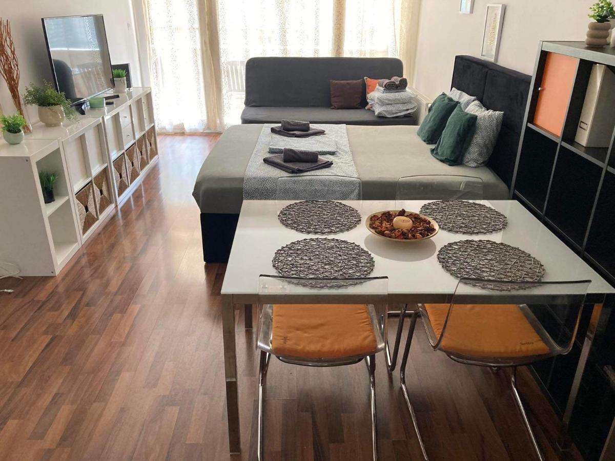 Corvin Boutique Apartment Parking In The Plaza Boedapest Buitenkant foto