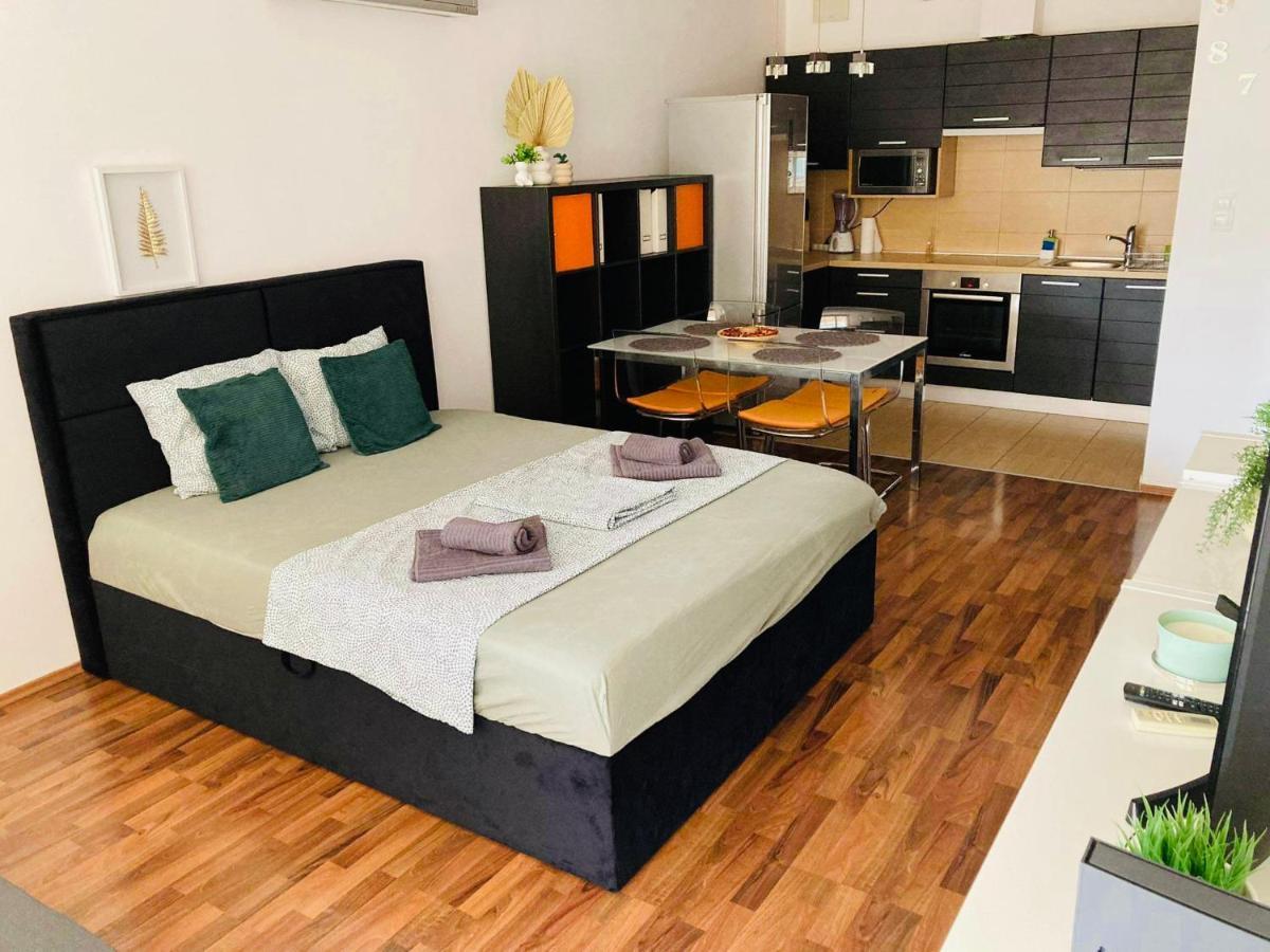 Corvin Boutique Apartment Parking In The Plaza Boedapest Buitenkant foto